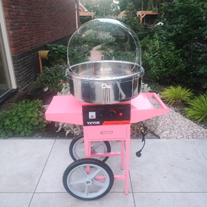 Een professionele suikerspinmachine, perfect voor evenementen en feestjes, waarbij suiker in een draaiende kom wordt gesponnen tot verleidelijke suikerspinnen